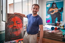 <p>Jakub Zasada w swoim sklepie-pracowni w DH Podwale</p>