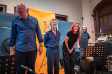 <p>Od lewej: Tomasz Man, Jacek Braciak, Justyna Szafran i Paweł Romańczuk. "Maszynista" w reż. T. Mana - Teatr PO KOLEI na Dworcu Wrocław Gł&oacute;wny&nbsp;</p>