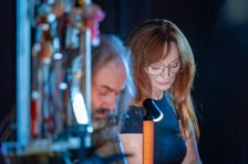 <p>Justyna Szafran i Paweł Romańczuk. "Maszynista" w reż. T. Mana - Teatr PO KOLEI na Dworcu Wrocław Gł&oacute;wny&nbsp;</p>