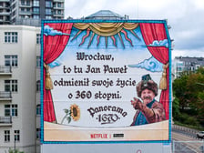 Mural z portretem Jana Pawła z serialu 1670, Wrocław, 19 sierpnia 2026