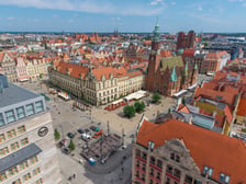 Trwa budowa sceny na koncert „Tu zaczyna się Wrocław” na Rynku we Wrocławiu, 26.08.2026 r.