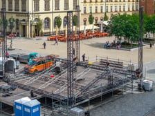 Trwa budowa sceny na koncert „Tu zaczyna się Wrocław” na Rynku we Wrocławiu, 26.08.2026 r.