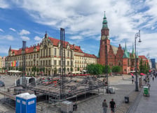 Trwa budowa sceny na koncert „Tu zaczyna się Wrocław” na Rynku we Wrocławiu, 26.08.2026 r.