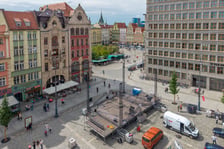 Trwa budowa sceny na koncert „Tu zaczyna się Wrocław” na Rynku we Wrocławiu, 26.08.2026 r.