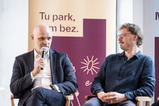 <p>Grzegorz Tomaszewski i Maciej Bujko, konferencja prasowa w budynku po kotłowni przy ul. Kolejowej, 31 sierpnia 2026</p>