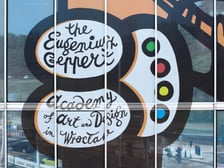 Fragment jubileuszowej grafiki na budynku CSU (ASP Wrocław) na Traugutta, przedstawiającej malarza z pędzlem w dłoni (8 września 2026)