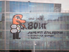 Jubileuszowa grafika na budynku CSU (ASP Wrocław) na Traugutta