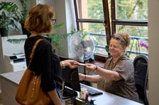 <p>Odbi&oacute;r wejści&oacute;wek na spotkanie z Olgą Tokarczuk we Wrocławskim Domu Literatury</p>