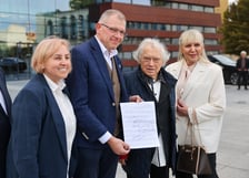 <p>Uroczystość odsłonięcia tablicy Maestra Jerzego Maksymiuka przed Narodowym Forum Muzyki&nbsp;</p>