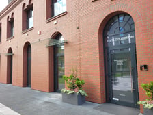 <p>Wejście do muzeum Folta Collection</p>