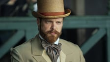 <p>Piotr Pacek jako Starski. Zdjęcia z planu serialu "Lalka" Netflixa</p>