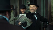 <p>Jacek Braciak w roli Tomasza Łęckiego. Scena z wyścig&oacute;w konnych. Zdjęcia z planu serialu "Lalka" Netflixa</p>