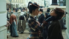 <p>Z lewej Julia Wyszyńska (Florentyna). Z prawej Maria Kania (Marianna). Zdjęcia z planu serialu "Lalka" Netflixa</p>