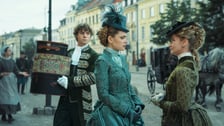 <p>Sandra Drzymalska i Magdalena Cielecka na planie. Zdjęcia z planu serialu "Lalka" Netflixa</p>