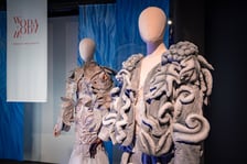 <p>Otwarcie wystawy "woda a moda", przygotowanej przez Fundację Play Sustain w Hydropolis. Wrocław, 22.09.2026</p>