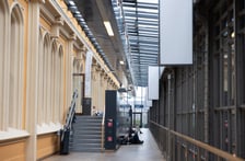 <p>Antresola dworca z oknami pomieszczeń, w kt&oacute;rych mieści się Galeria BWA Wrocław Gł&oacute;wny</p>