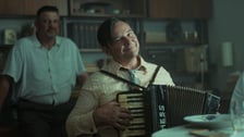 Kadr z filmu „Mniej obcy”