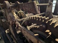 <p>Mechanizm zegara wieżowego w Bibliotece Uniwersyteckiej</p>