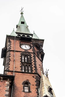 <p>Wieża z zegarem, kt&oacute;ry zostanie poddany renowacji</p>