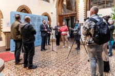 <p>Wnętrze Biblioteki Uniwersyteckiej, konferencja prasowa</p>