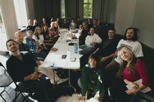 Zespół teatralny podczas próby do premiery „Krwawych godów” w Pantomimie, październik 2026