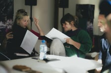 Zespół teatralny podczas próby do premiery „Krwawych godów” w Pantomimie, październik 2026