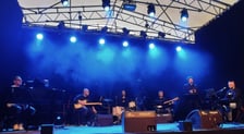 Narrator koncertu Leszek Zduń i towarzyszący wykonawcom muzycy: Bartłomiej Abramowicz (piano); Grzegorz Bukowski (syntezatory); Szymon Chudy (gitary); Mateusz Dwornik (bas), Radosław Pilarz (perkusja)