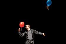 "Kulka" miała premierę we Wrocławskim Teatrze Lalek 11 czerwca 2022 roku. Na zdjęciu Radosław Kasiukiewicz
