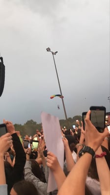 Mata wylądował na koncercie na spadochronie
