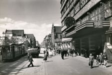 Wrocław, ul. Świdnicka przy PDT w kierunku Rynku (Stalingradzka, tramwaj, ciężarówki, piesi), 1955?