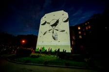 Ruchome murale można było zobaczyć w sobotę, 24 września. Na zdjęciu widać murale wyświetlane na ścianach kamienic