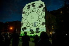 Ruchome murale można było zobaczyć w sobotę, 24 września. Na zdjęciu widać murale wyświetlane na ścianach kamienic