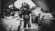 czarno-białe kadry z planu serialu ?Wielka woda? Netflixa