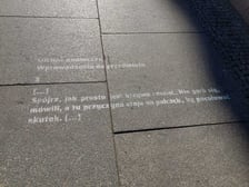 Na zdjęciu fragment wiersza napisany na płytach chodnika