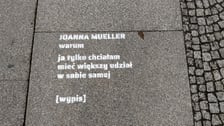 Na zdjęciu fragment wiersza napisany na płytach chodnika