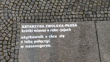 Na zdjęciu fragment wiersza napisany na płytach chodnika