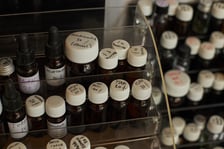 Pokój w bloku na Klecinie wypełniają składniki do robienia perfum