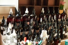Pokój w bloku na Klecinie wypełniają składniki do robienia perfum