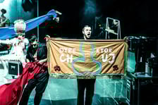 Na zdjęciu scena ze spektaklu "Marat/Sade" we Wrocławskim Teatrze Współczesnym
