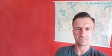 Paweł Piotrowicz przed mapą ukochanego rodzinnego Wrocławia