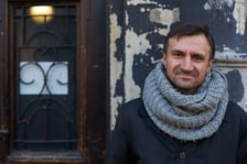 Paweł Piotrowicz przed Pałacykiem