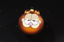 Ręcznie malowana bombka z Muzeum Bombki w Miliczu z wizerunkiem Toma, znanej postaci z kreskówki Tom i Jerry
