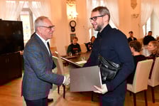 <p>Uroczystość przyznania stypendi&oacute;w Prezydenta Wrocławia dla artyst&oacute;w, 10.01.2023, laureat Ryszard Lubieniecki</p>