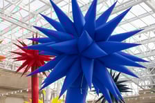 <p>Otto Piene, rzeźby powietrzne &bdquo;Długie gwiazdy&rdquo;, 2014</p>