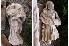 Rzeźby Urbansky'ego, zniszczone podczas wojny. Z lewej figura św. Anny bez głowy, z prawej św. Joachim (stan w 2010 r.)