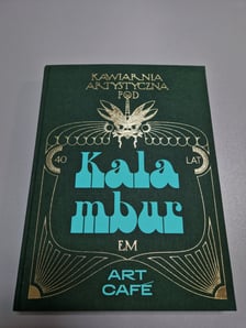 <p>Wyjątkowy album &bdquo;40 lat Kawiarni Artystycznej Kalambur Art Cafe&rdquo;&nbsp;</p>