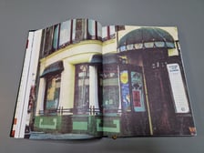 <p>Wyjątkowy album &bdquo;40 lat Kawiarni Artystycznej Kalambur Art Cafe&rdquo;&nbsp;</p>