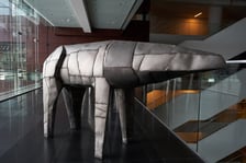 <p>Magdalena Abakanowicz, &bdquo;Mutant&rdquo;</p>