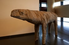 <p>Magdalena Abakanowicz, &bdquo;Mutant stojący&rdquo;, 1994/1995</p>