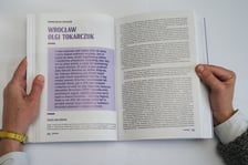 <p>Na zdjęciu strony z &bdquo;Kalendarza Wrocławskiego&rdquo; 2022. To prawdziwa encyklopedia wrocławska</p>